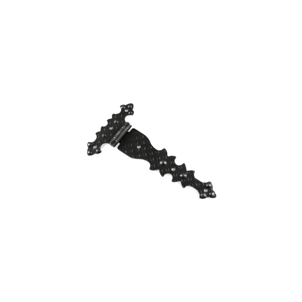 Cerniere rustiche in ferro martellato nero Misura (mm x mm): 68 x 124 mm. Cerniere rustiche in ferro martellato nero Misura (mm x mm): 68 x 124 mm.